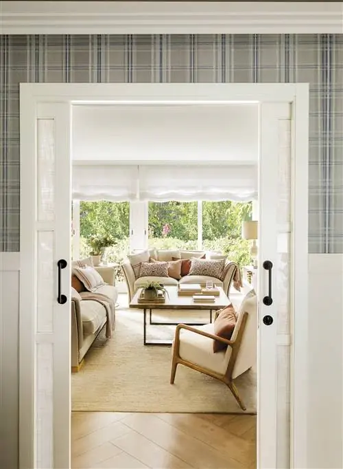 Гостиная с белыми диванами и креслами.