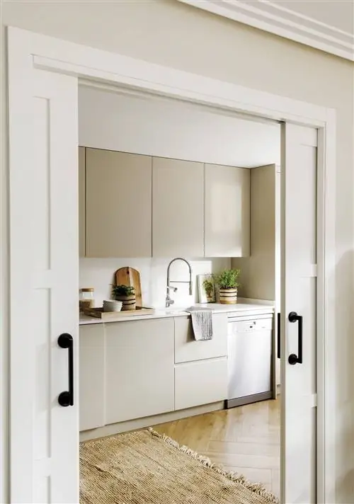 Кухня в серо-коричневом цвете со шкафами до потолка.