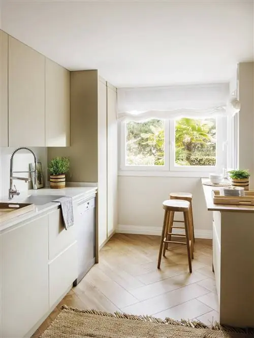 Кухня в серо-коричневом цвете со шкафами до потолка.