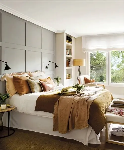 Главная спальня с панелями на стене изголовья.