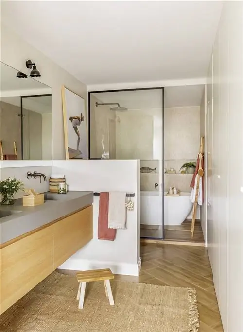 Ванная комната с фиксированным экраном с душем и ванной.