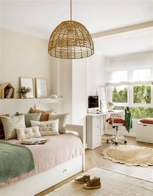 Детская спальня с письменным столом.