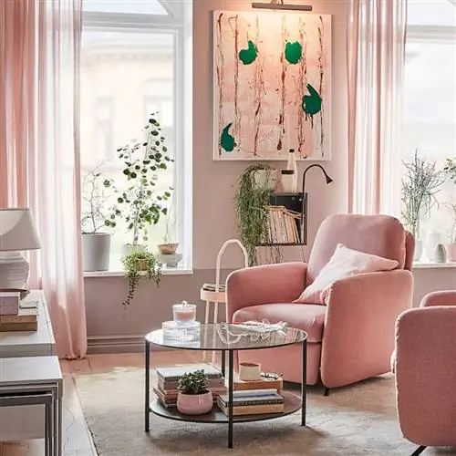 гостиная с круглым стеклянным журнальным столиком