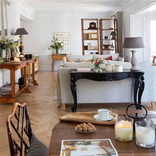 Гостиная с белым диваном, классической черной консолью и деревянной консолью 00498735_O