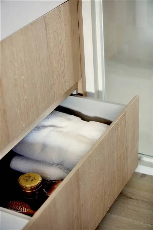 Деталь ящика с белыми полотенцами.