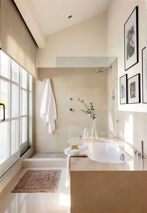 Ванная комната в кремовых тонах с душевой кабиной с фиксированной перегородкой.