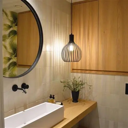 Деревянная ванная комната с подвесным светильником, отремонтированная Мартой Тобелла.