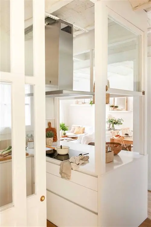 Кухня с белым остеклением.