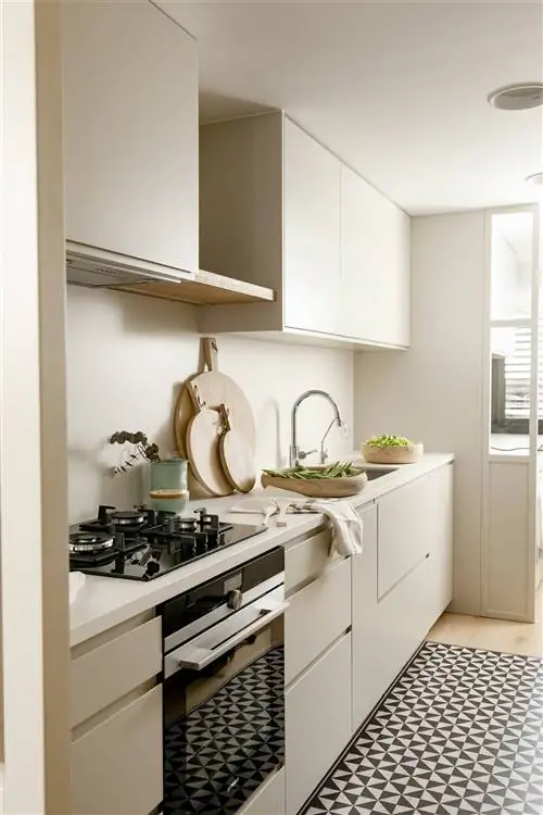 Бежевая кухня со шкафчиками для ногтей.