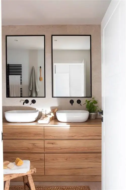 Ванная комната с туалетным столиком с двойной раковиной и выдвижными ящиками.