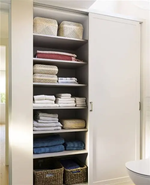 Шкаф в ванной с полотенцами.