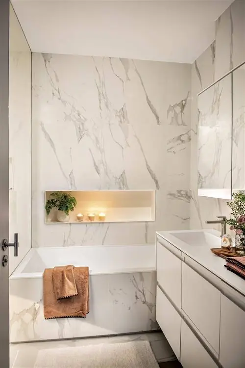 Ванная комната с ванной с мраморным покрытием.