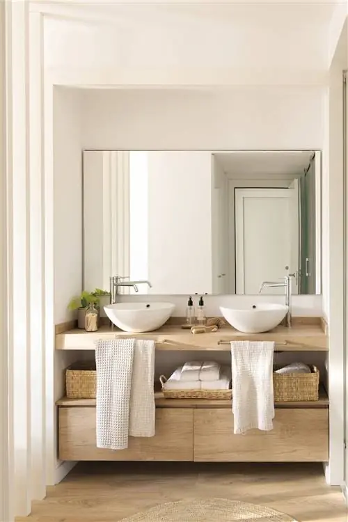 Ванная комната с изготовленной на заказ деревянной раковиной.