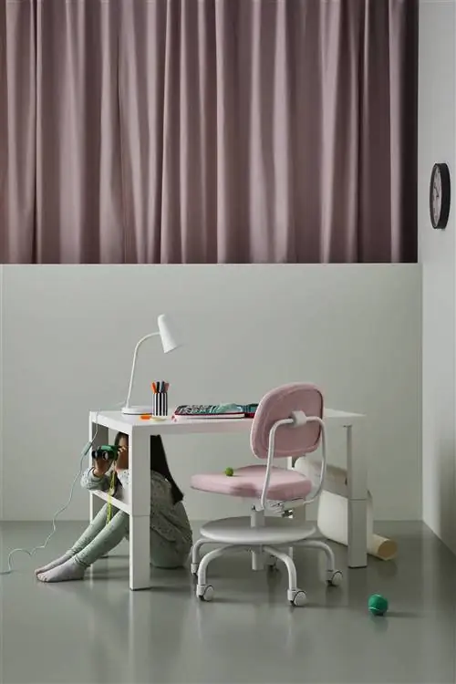 ИКЕА ПОЛЬ Детский письменный стол с регулируемой высотой.