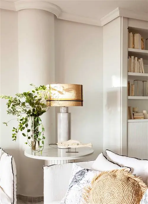 Деталь тумбочки с лампой в гостиной.