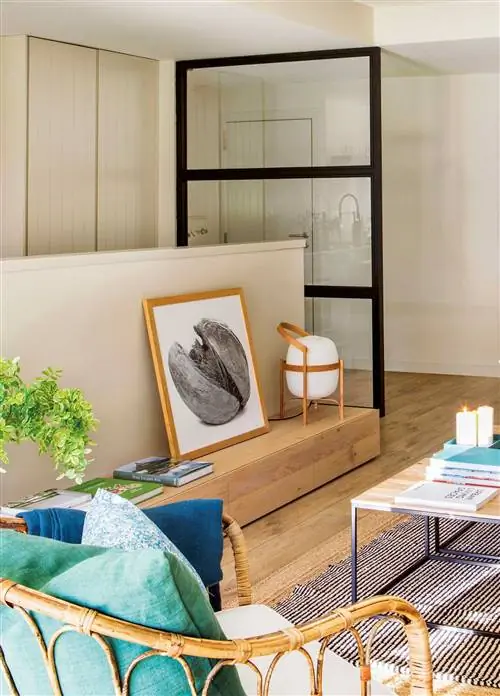 Гостиная со стеклянной панелью как разделение с холлом.