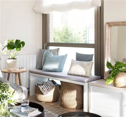 Деталь скамейки в маленькой комнате.