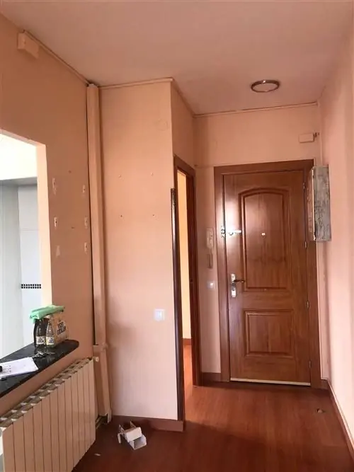 Перед полуоткрытым коридором на кухню.