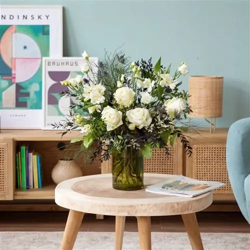 Букет из синевато-красных роз Ocean Eyes от Colvin.