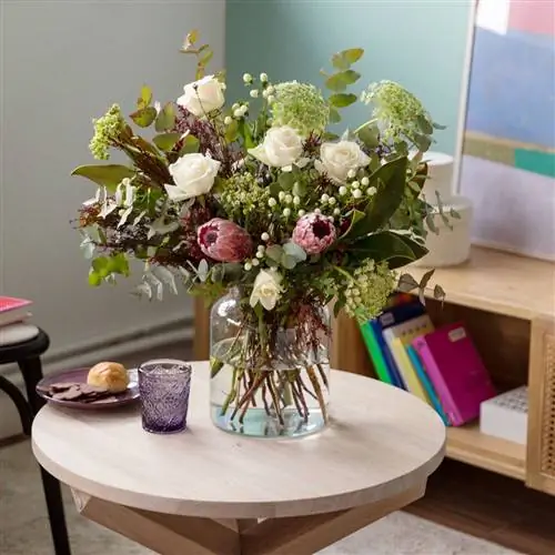 Букет Аврора из белых роз и розовых протеев от Colvin.