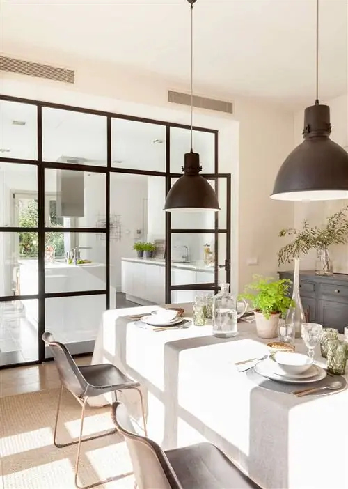 Кухня и столовая разделены стеклянной перегородкой.