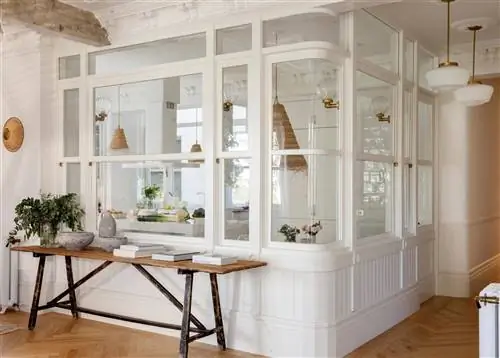 Кухня полностью закрыта белым стеклом.