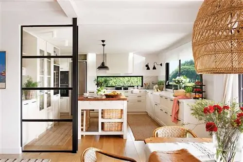 Большая кухня, соединенная с гостиной.