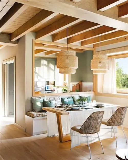 Кухня соединена со столовой большим отверстием в виде окна.