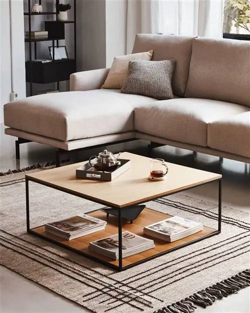 Журнальный столик из шпона дуба и металлическая конструкция, окрашенная в черный цвет, от Kave Home.