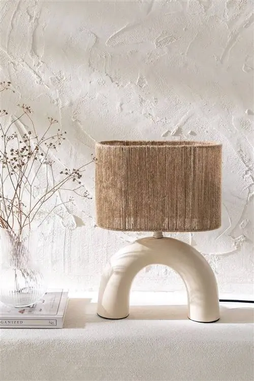 Настольная лампа с джутовым экраном и полукруглым керамическим основанием от Sklum.