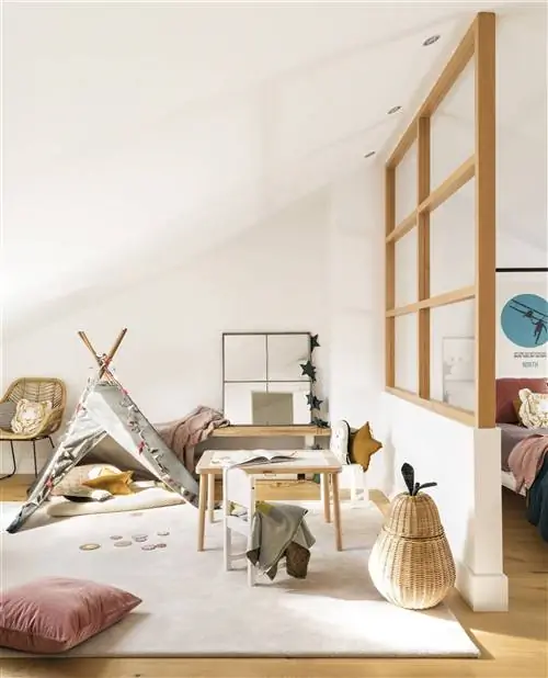 Детская спальня с игровой зоной и кабинет отделена полуоткрытой перегородкой от зоны отдыха