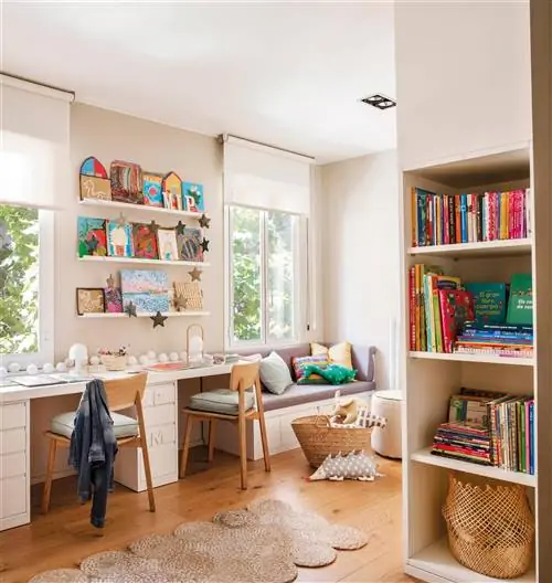 Общая детская спальня с рабочей зоной перед окном.