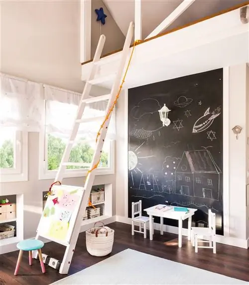 Детская спальня с доской на стене.
