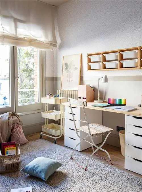 Учебная зона в детской комнате.