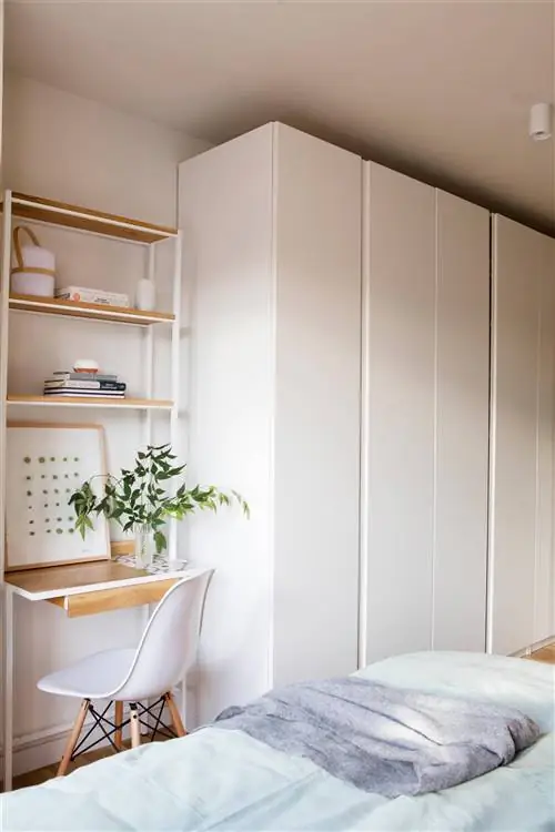 Книжная полка с мини-столом в белом цвете и дереве в детской спальне.