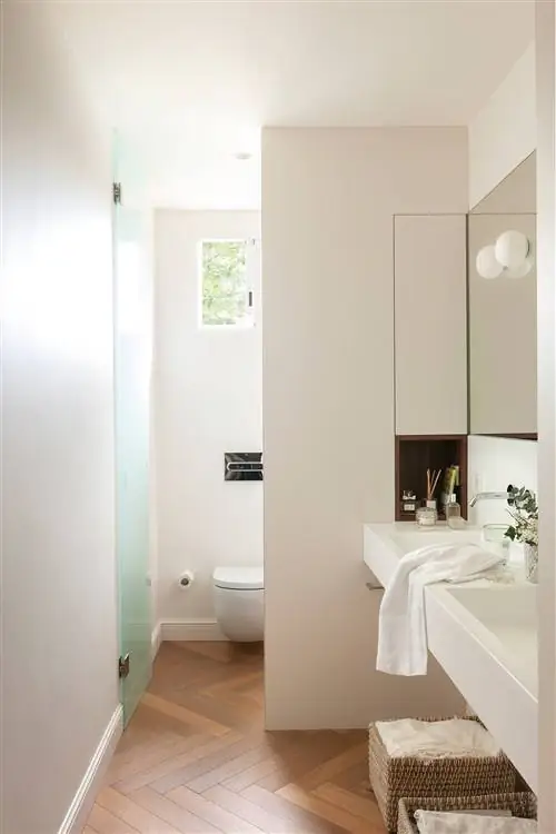 Ванная комната с кабиной для туалета.