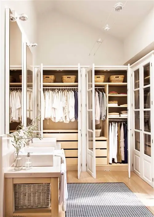 Тумба под умывальник в гардеробной.