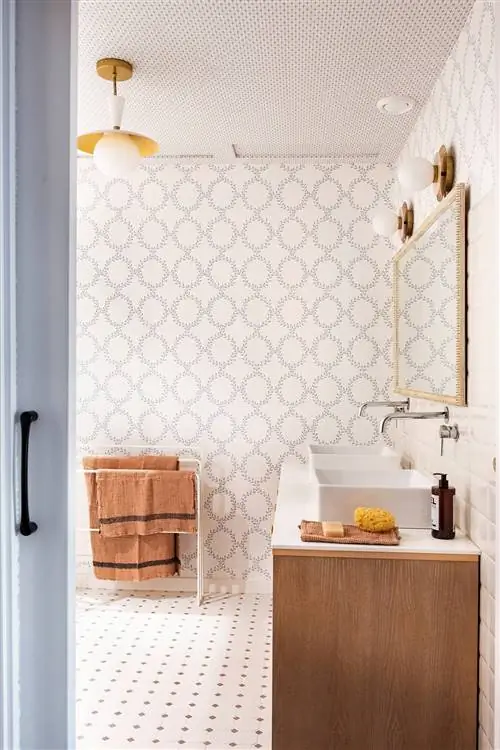 Ванная комната с раздвижной дверью, деревянным шкафом для ванной и бело-голубыми обоями.