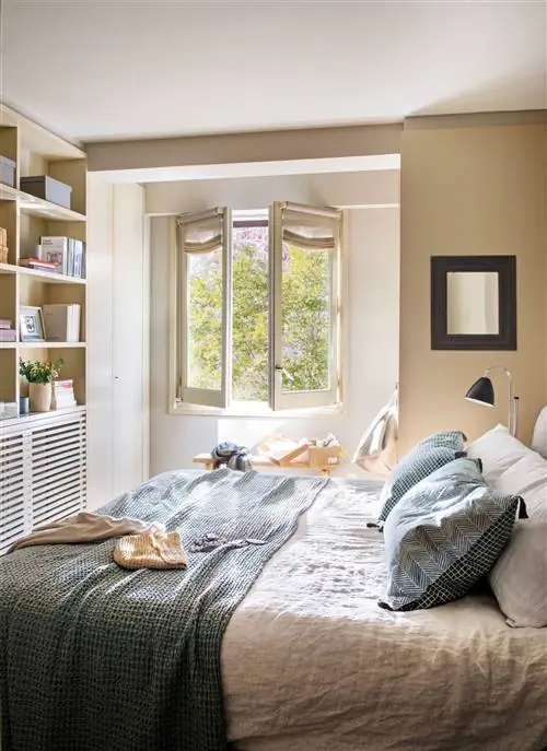 Спальня со шкафом-полкой у изножья кровати.