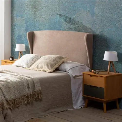 Мягкое изголовье Wingback с обивкой от Maisons du Monde.