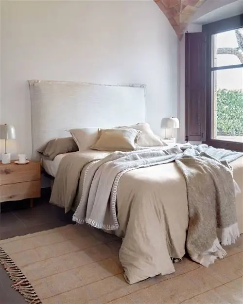 Белое льняное изголовье Kave Home.