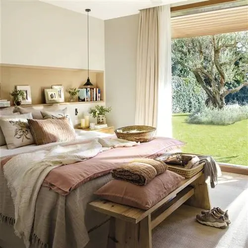 современная спальня с изголовьем в нише и потолочным вентилятором 00551677