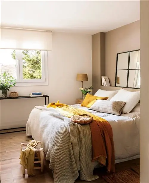 Спальня с коричневыми парами изголовий.