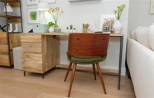 Письменный стол после ремонта братьями Скотт.