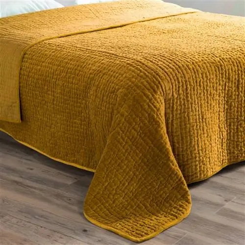 Хлопковое бархатное покрывало цвета охры со стеганым мотивом от Maisons du Monde.
