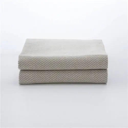 Бежевое покрывало с зигзагообразным принтом от El Corte Inglés.