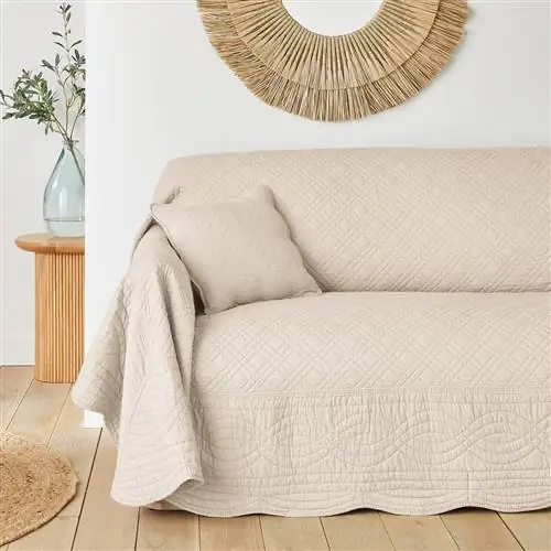 Классическое белоснежное стеганое покрывало от La Redoute.