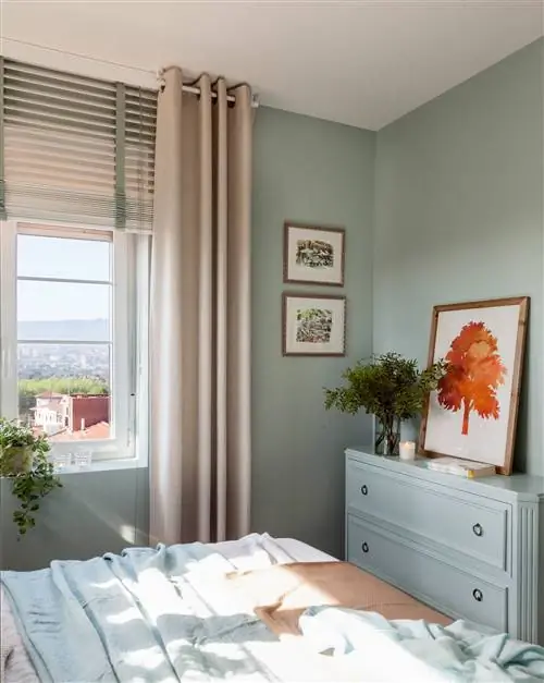 Спальня с комодом, окрашенным в тот же цвет, что и стены.