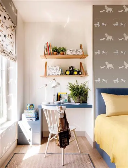 Детская спальня с письменным столом в глубине.