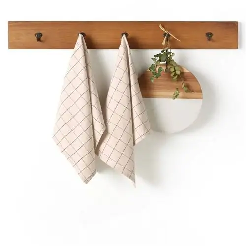 Бежевые и клетчатые кухонные полотенца от La Redoute.